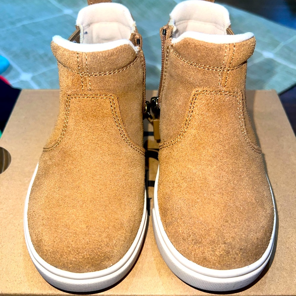 Ugg unisex size 9 toddler boots